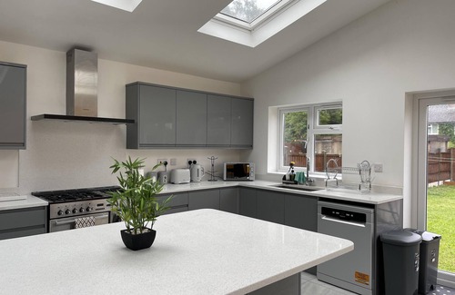Luton Casa | Luxurious Kitchen Lrg Bedrooms Holiday Freeparking