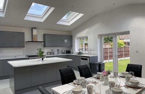 Luton Casa | Luxurious Kitchen Lrg Bedrooms Holiday Freeparking