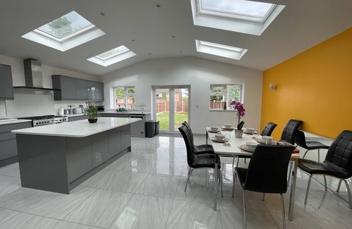Luton Casa | Luxurious Kitchen Lrg Bedrooms Holiday Freeparking