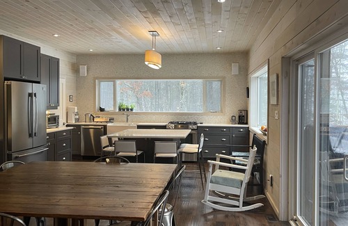 Trent Lakes Casa | Luxurious lake house, sunset views and Muskoka room