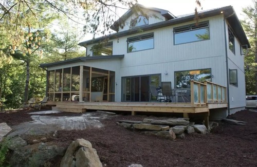 Trent Lakes Casa | Luxurious lake house, sunset views and Muskoka room