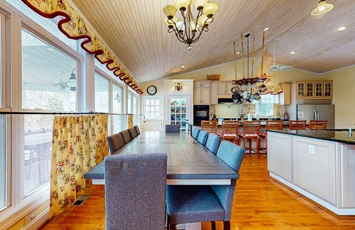 La Follette Cabina | Luxurious Lake Norris Lakefront w/ Private Dock, Slide, Fire Pit, Game Room