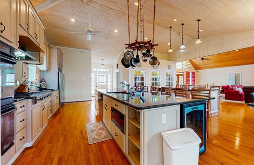 La Follette Cabina | Luxurious Lake Norris Lakefront w/ Private Dock, Slide, Fire Pit, Game Room