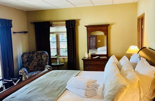 Lakeville Cama Y Desayuno | Luxurious Lakefront Home
