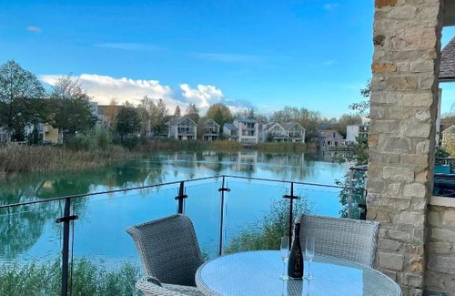 Malmesbury Casa | Luxurious Lakefront Home with Pool/Spa Access