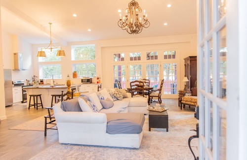 Quinlan Casa | Luxurious Lakefront Property
