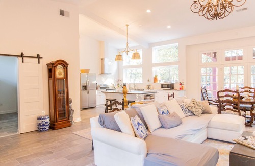 Quinlan Casa | Luxurious Lakefront Property