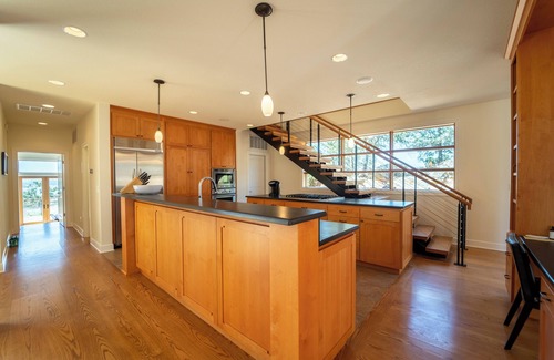 Tuolumne County Casa | Luxurious Lakeside Estate with Expansive Views and Privacy on over 50 Acres!