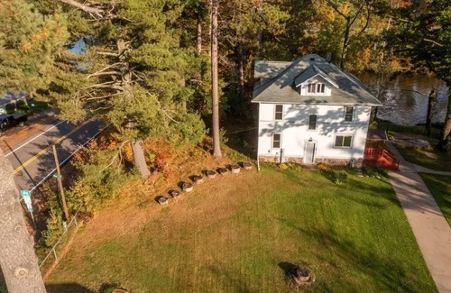 Elcho Casa | Luxurious Lakeside Home on Upper & Lower Post Lake Channel