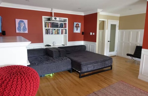 Saskatoon Downtown Casa | Luxurious Large 3 Bedroom House in Varsity View