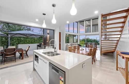 Bulimba Casa | Luxurious Living! Luxury 3-Bedroom in Prime Location! with Pool in Balmoral