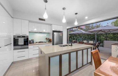 Bulimba Casa | Luxurious Living! Luxury 3-Bedroom in Prime Location! with Pool in Balmoral