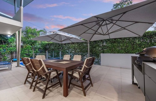 Bulimba Casa | Luxurious Living! Luxury 3-Bedroom in Prime Location! with Pool in Balmoral