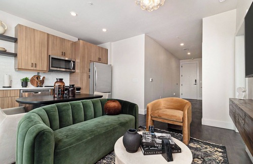 Westside Apartamento | Luxurious living Midtown/free on site parking!