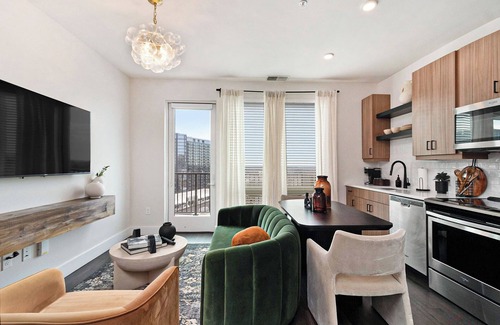 Westside Apartamento | Luxurious living Midtown/free on site parking!