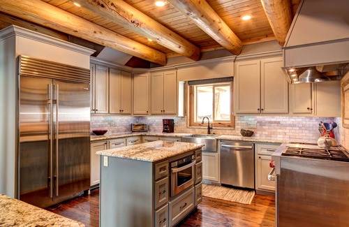 Breckenridge Casa | Lujosa cabaña de madera a cinco minutos de las pistas de esquí de Breckenridge: ¡4 Master Suites!
