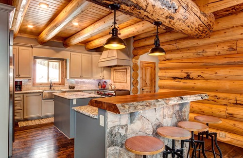 Breckenridge Casa | Lujosa cabaña de madera a cinco minutos de las pistas de esquí de Breckenridge: ¡4 Master Suites!