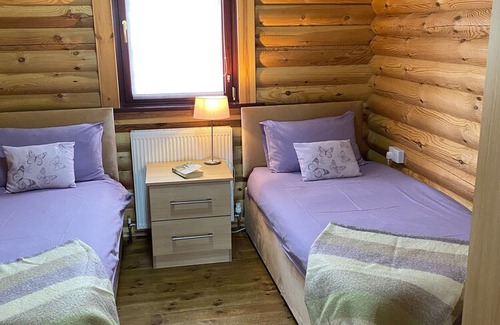 Allendale Cabina | Luxurious Log cabin with hot tub- Whitfield