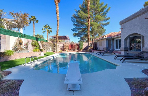 Spring Valley Casa | Luxurious Mansion Private Pickleball Court, Arcade, & Pool Fits 24 People Max!