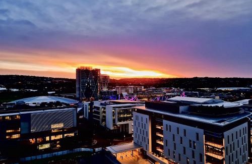 Menlyn Apartamento | Luxurious Menlyn Maine 1 Bedroom on 12th Floor with Stunning Views & No Load Shedding