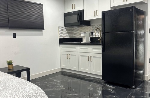 Del Aire Apartamento | luxurious mini penthouse just 2 miles from LAX