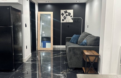 Del Aire Apartamento | luxurious mini penthouse just 2 miles from LAX