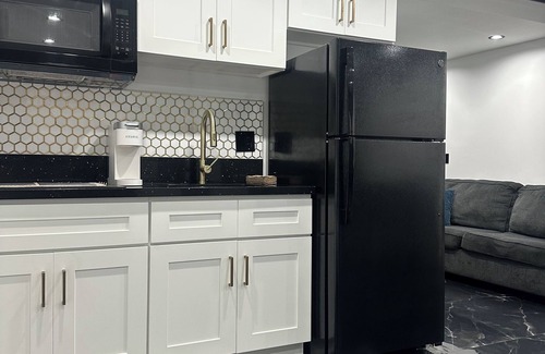 Del Aire Apartamento | luxurious mini penthouse just 2 miles from LAX