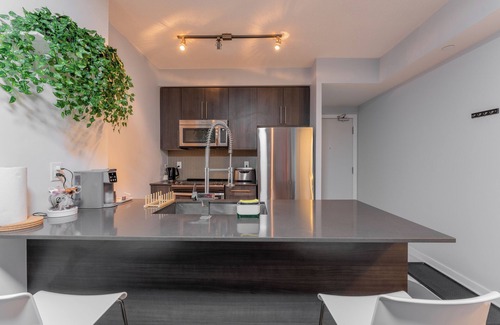 Downtown Mississauga Casa | Luxurious Mississauga Condo ~ Cozy ~ Comfort