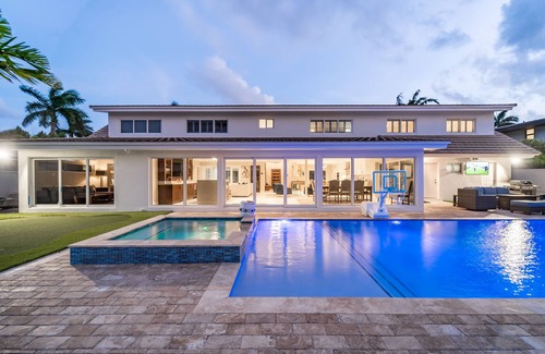 Coral Ridge Casa | Luxurious, Modern House with Waterfront Pool & Spa