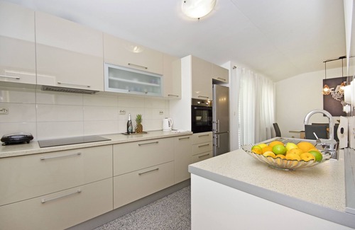 Tugare Apartamento | Apartamento espacioso con balcón y vista cerca de la playa de arena Omis