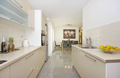 Tugare Apartamento | Apartamento espacioso con balcón y vista cerca de la playa de arena Omis