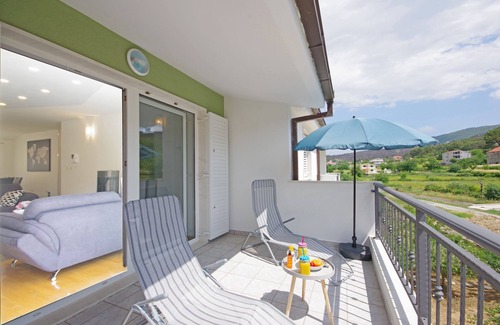 Tugare Apartamento | Apartamento espacioso con balcón y vista cerca de la playa de arena Omis
