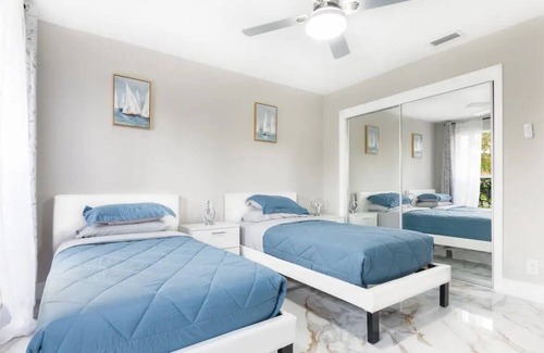 Greenview Shores Casa | Luxurious modern lakefront home, minutes away from International Equestrian Ctr