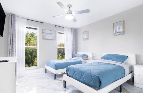 Greenview Shores Casa | Luxurious modern lakefront home, minutes away from International Equestrian Ctr