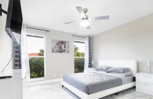 Greenview Shores Casa | Luxurious modern lakefront home, minutes away from International Equestrian Ctr