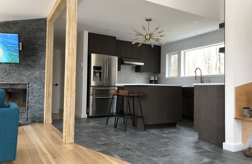 Ashley Falls Casa | NUEVA Renovación Moderna Casa en 40 Acres