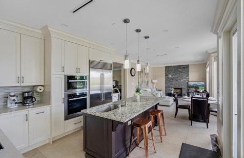 Arbutus Ridge Casa | Luxurious Multi-Family Home in Vancouver West, 10 Mins Downtown