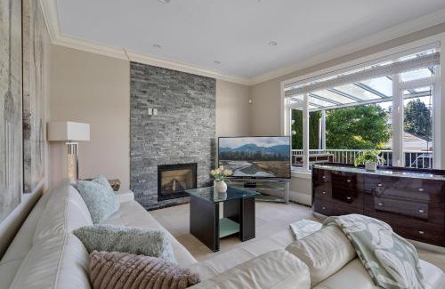 Arbutus Ridge Casa | Luxurious Multi-Family Home in Vancouver West, 10 Mins Downtown