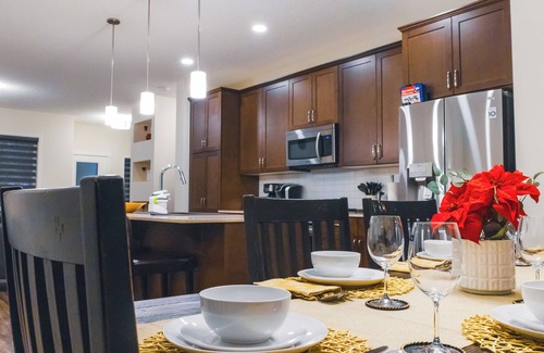 Northeast Edmonton Casa | Luxurious 3 Bedroom House NW Edmonton 6 Guests .3 Bedrooms .3 Beds 2.5 Baths