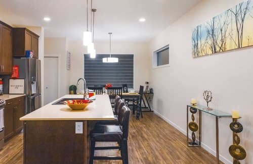 Northeast Edmonton Casa | Luxurious 3 Bedroom House NW Edmonton 6 Guests .3 Bedrooms .3 Beds 2.5 Baths