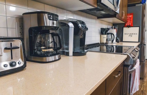 Northeast Edmonton Casa | Luxurious 3 Bedroom House NW Edmonton 6 Guests .3 Bedrooms .3 Beds 2.5 Baths