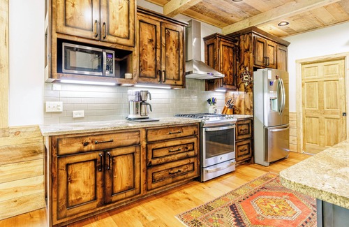 Nantahala Casa | Luxurious Nantahala River Front 5-bedroom home located in the Nantahala Gorge