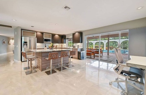 Palm River Estates Casa | Luxurious Naples Home. Heated Pool. Mins to Beach.