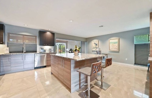 Palm River Estates Casa | Luxurious Naples Home. Heated Pool. Mins to Beach.