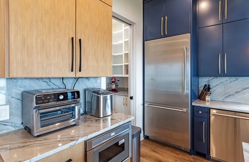 Comanche Trail Casa | Luxurious new build with gorgeous views of lake Travis & 30 min from Downtown!