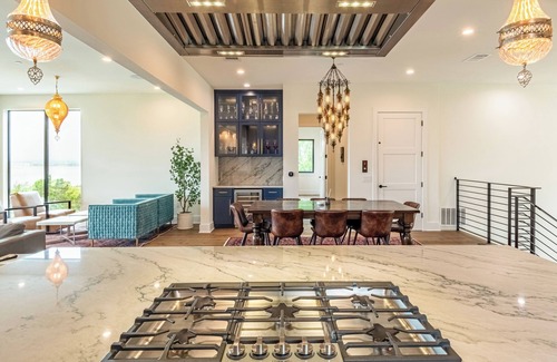 Comanche Trail Casa | Luxurious new build with gorgeous views of lake Travis & 30 min from Downtown!