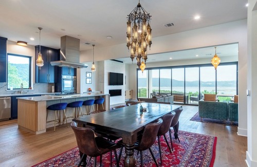 Comanche Trail Casa | Luxurious new build with gorgeous views of lake Travis & 30 min from Downtown!