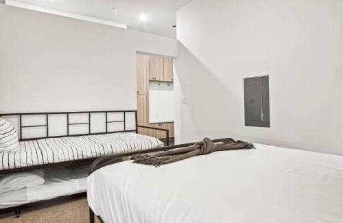 West Oak Hill Apartamento | Luxurious New Unit 1Bd1Ba Pool Golf Sim