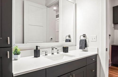 West Oak Hill Apartamento | Luxurious New Unit 1Bd1Ba Pool, Golf Sim