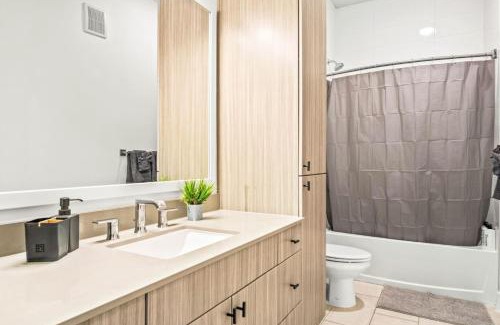 West Oak Hill Apartamento | Luxurious New Unit 1Bd1Ba Pool, Golf Sim